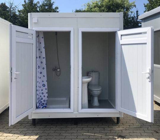 Sanitärcontainer mit Toilette und Dusche.