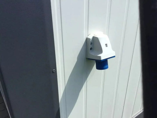Neues 4x2,4 m Containerbüro – Sicherheitsposten / Zugangskontrolle 9,6 m²