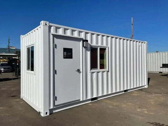 Ein Schiffscontainer wurde in ein 6 Meter langes Büro umgebaut.
