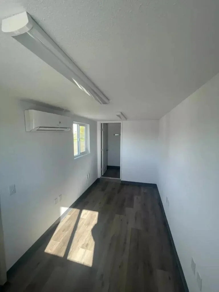 Ein Schiffscontainer wurde in ein 6 Meter langes Büro umgebaut.