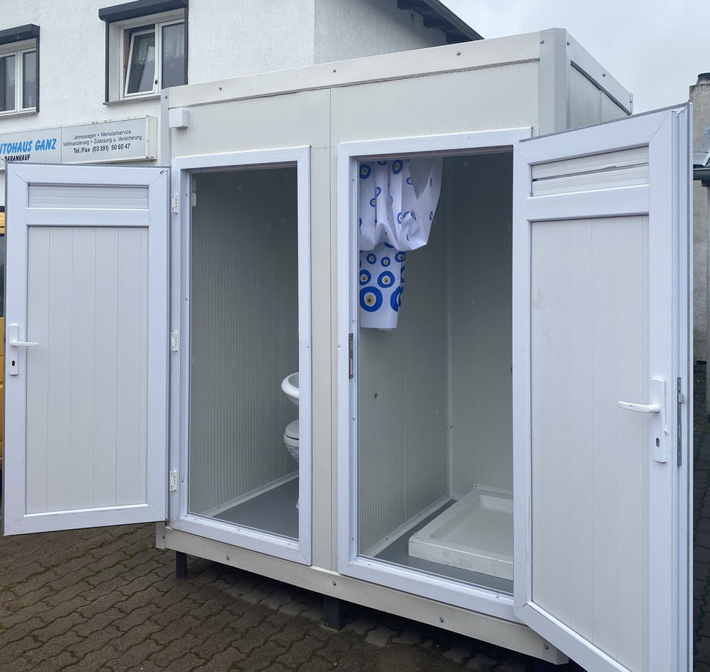 Sanitärcontainer mit Toilette und Dusche.