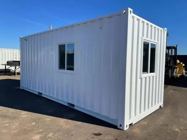 Ein Schiffscontainer wurde in ein 6 Meter langes Büro umgebaut.