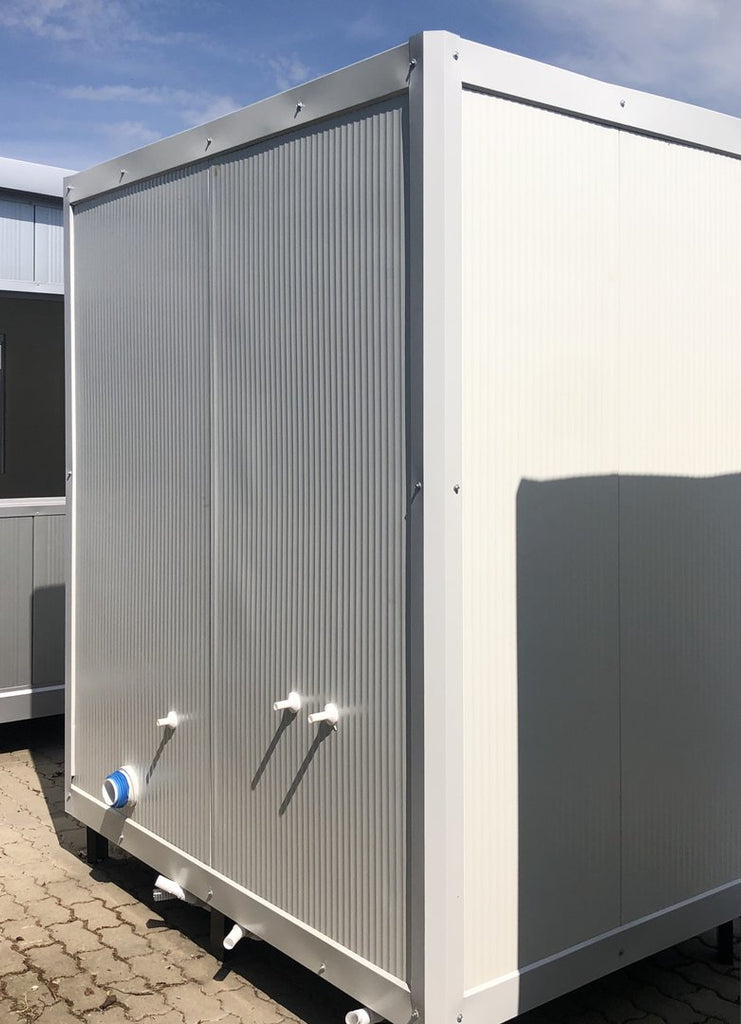 Sanitärcontainer mit Toilette und Dusche.
