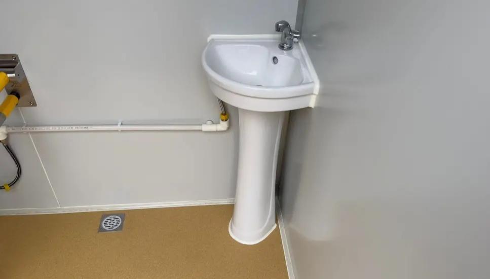 Toilettenbehälter für Menschen mit Behinderung: sofort für Menschen mit Behinderung geeignet