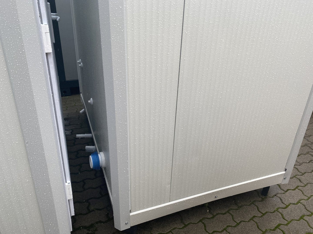 Sanitärcontainer mit Toilette und Dusche.