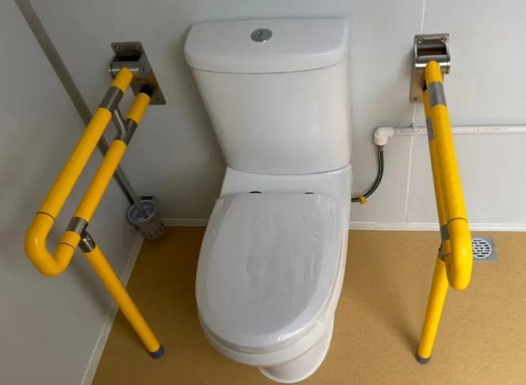 Toilettenbehälter für Menschen mit Behinderung: sofort für Menschen mit Behinderung geeignet