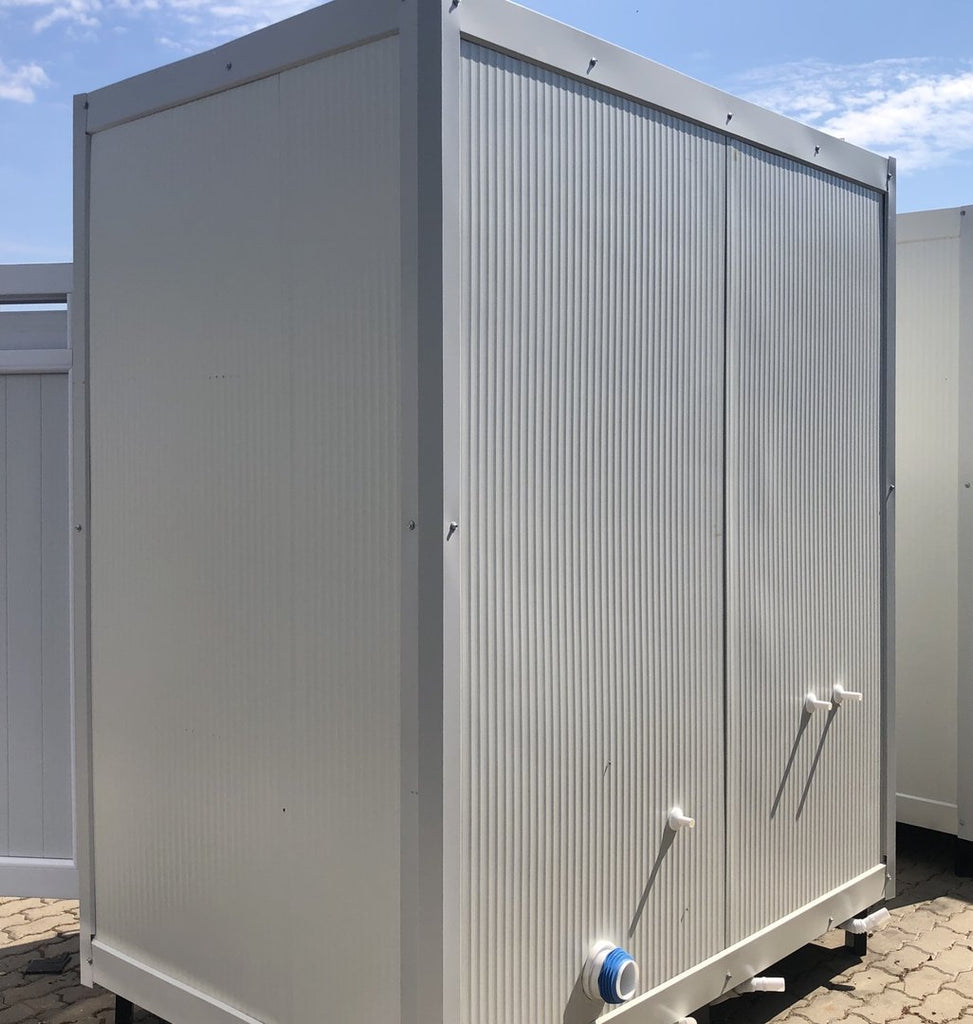 Sanitärcontainer mit Toilette und Dusche.