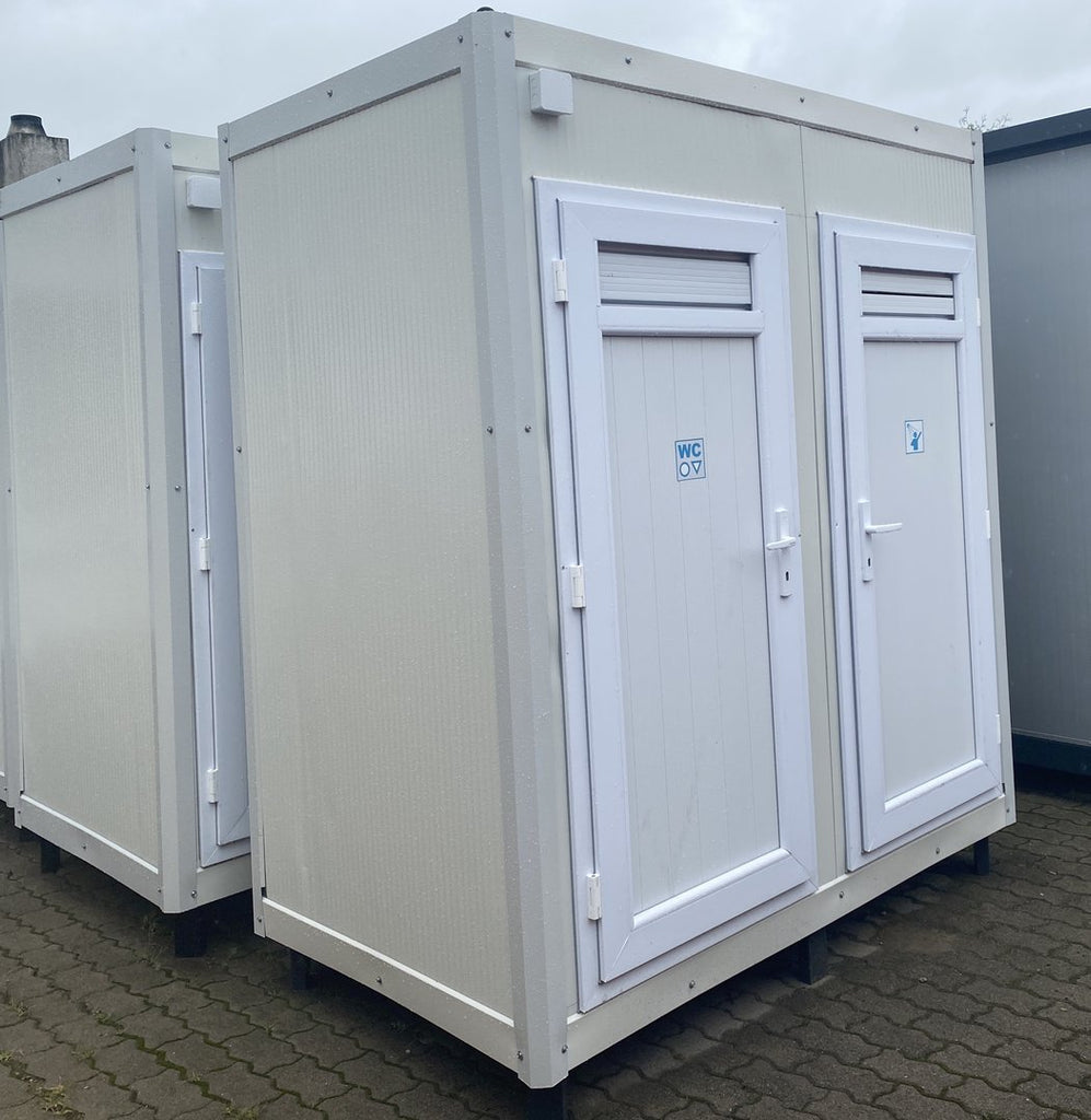 Sanitärcontainer mit Toilette und Dusche.
