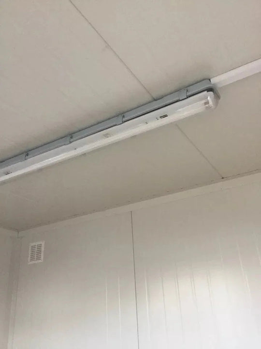 Neues 4x2,4 m Containerbüro – Sicherheitsposten / Zugangskontrolle 9,6 m²