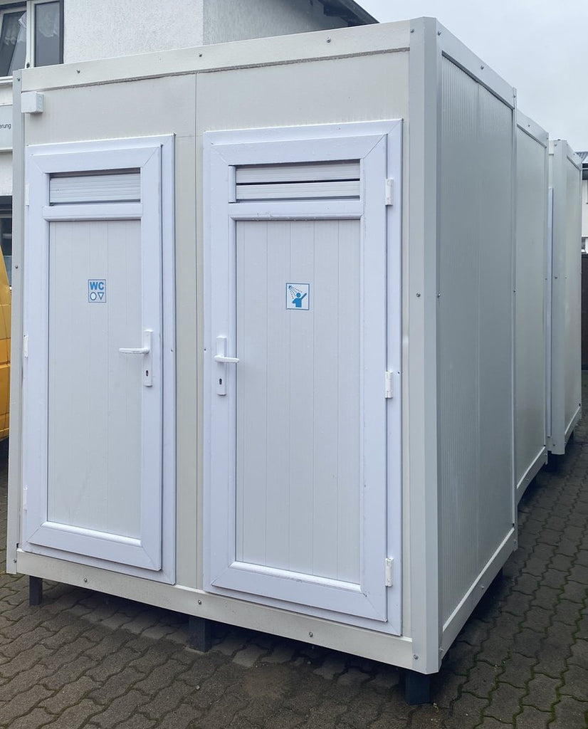 Sanitärcontainer mit Toilette und Dusche.