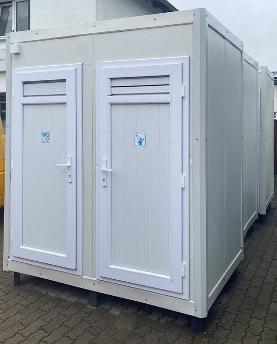 Sanitärcontainer mit Toilette und Dusche.