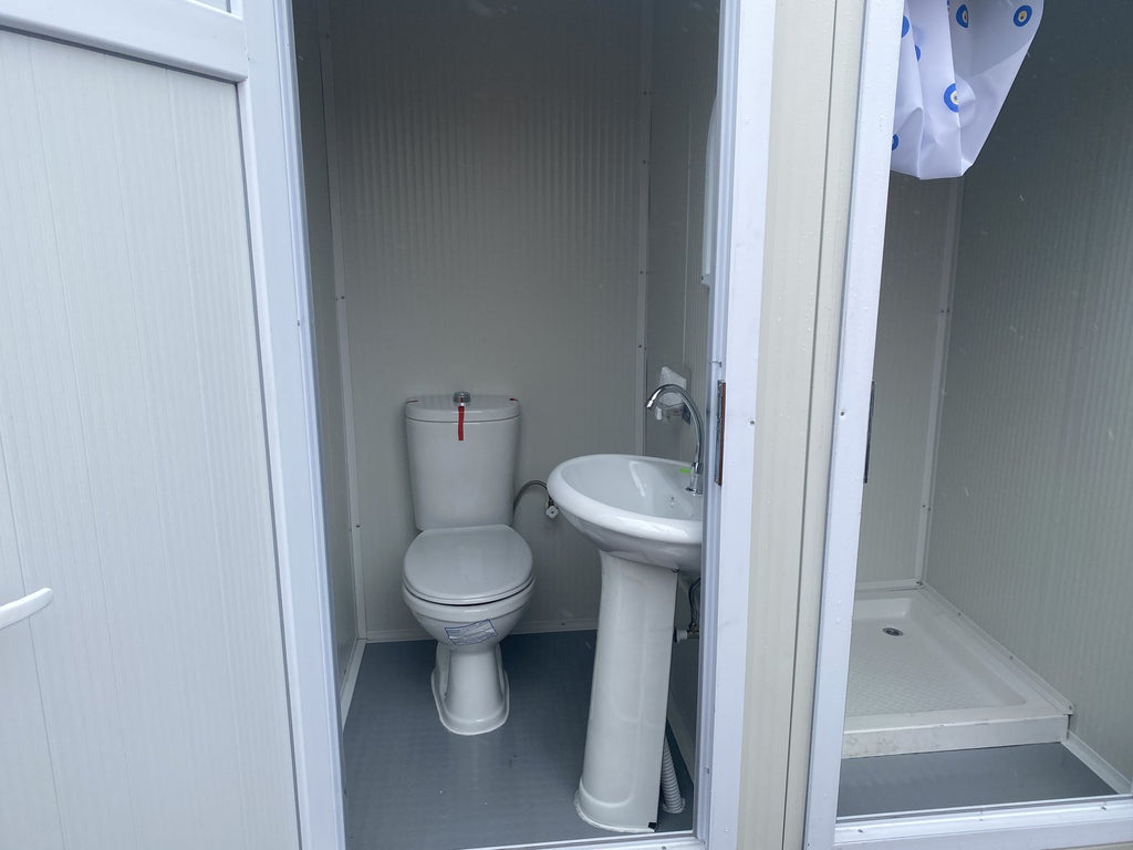 Sanitärcontainer mit Toilette und Dusche.