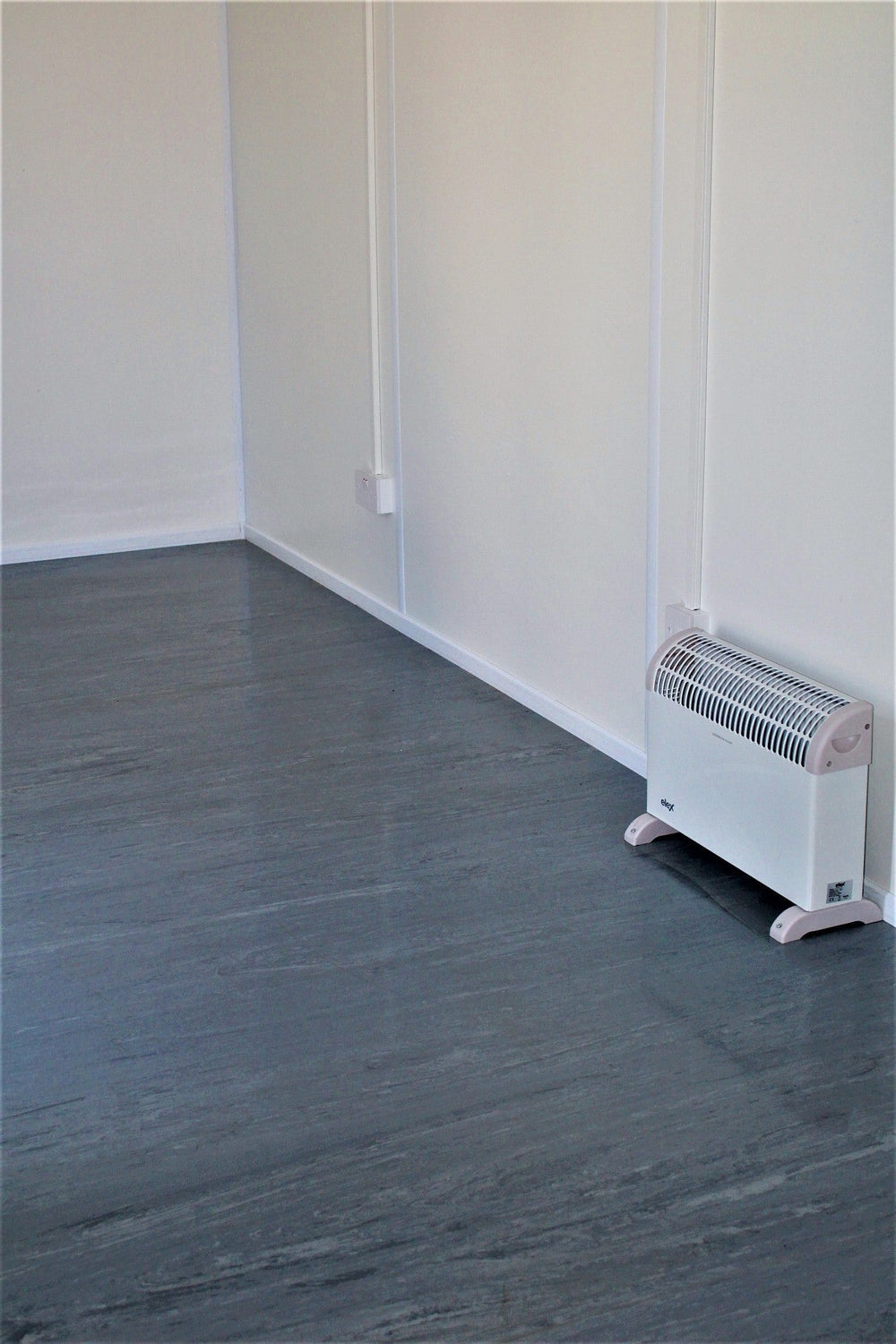 Bürocontainer. 20 Fuß mit 2 Fenstern