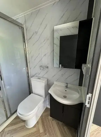 Tiny House mit zwei Schlafzimmern und Küche