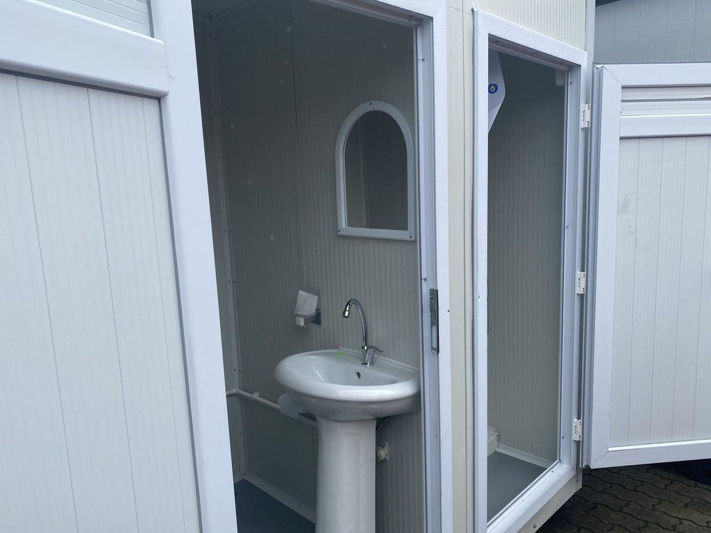 Sanitärcontainer mit Toilette und Dusche.